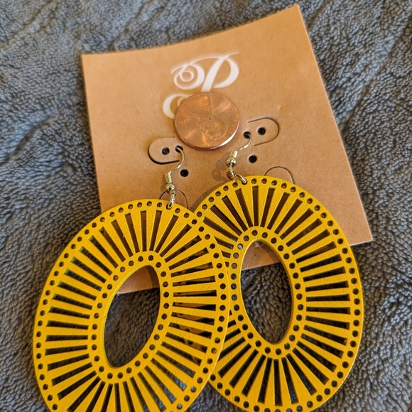 3 new pairs of earrings from Plunder. Yellow, gold and 80's. - Picture 3 of 7
